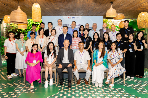 Speakers and some distinguished guests at the “Vietnam Investment & Innovation Retreat 2025”
