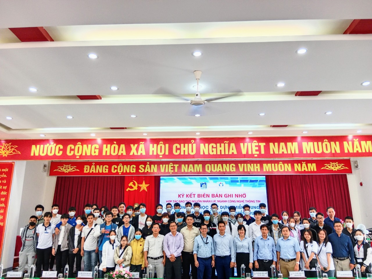 IMT Solutions and Mien Trung University of Civil Engineering signed a memorandum of understanding on recruitment and training activities